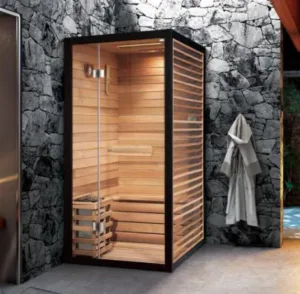 Moderna drvena sauna u kamenom enterijeru