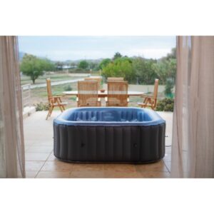 Naduvani đakuzi na terasi sa pogledom na baštu