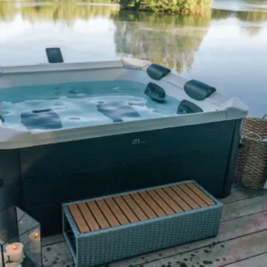 Hidromasažna kada na terasi pored jezera