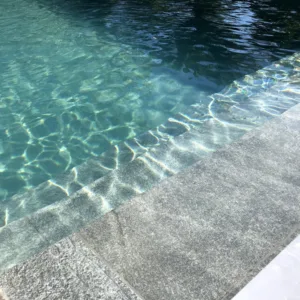 Stepenice koje vode u bazen sa čistom vodom