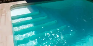 Bazen sa stepenicama i čistom plavom vodom