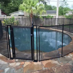 Bazen sa zaštitnom ogradom u dvorištu