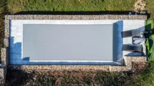 Pogled odozgo na moderan bazen sa ležaljkama