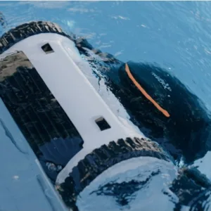 Robot za čišćenje bazena u vodi