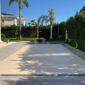 Luksuzna vila sa bazenom i palmama u dvorištu