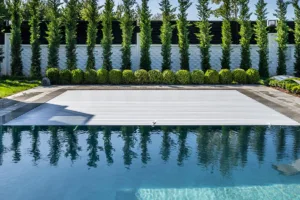 Bazen sa zatvorenim poklopcem u dvorištu