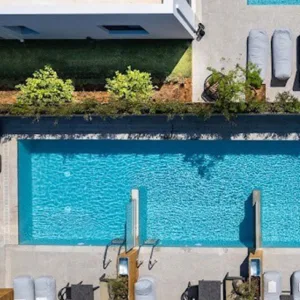 Moderan bazen sa ležaljkama i zelenilom