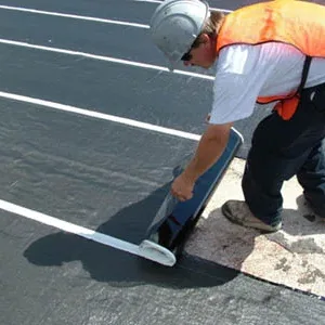 Radnik postavlja hidroizolaciju na ravnom krovu