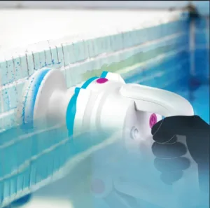 Čišćenje zidova bazena električnom četkom